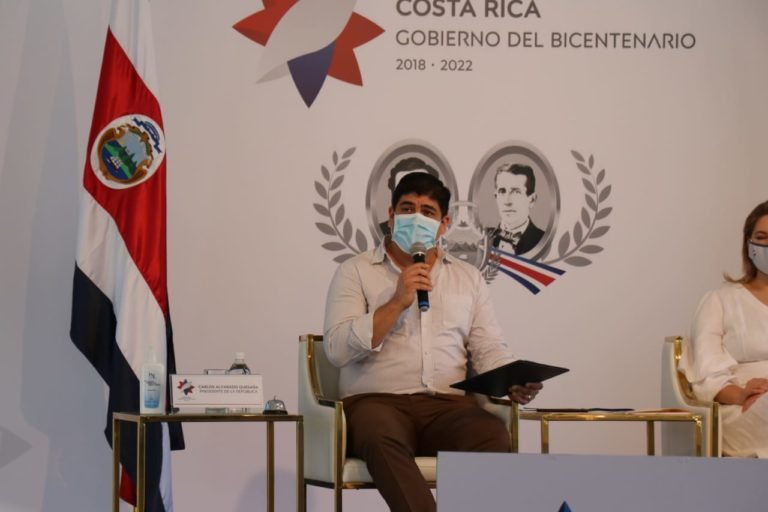 Carlos Alvarado compara su gestión con la de héroe nacional y una vez más defiende nuevos impuestos