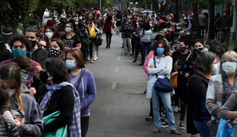 Millones de chilenos convocados a plebiscito constitucional