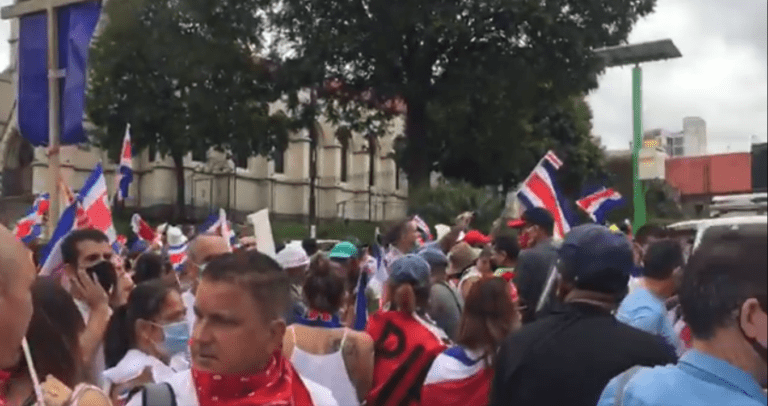 Gran Manifestación Nacional se dirige a Casa Presidencial
