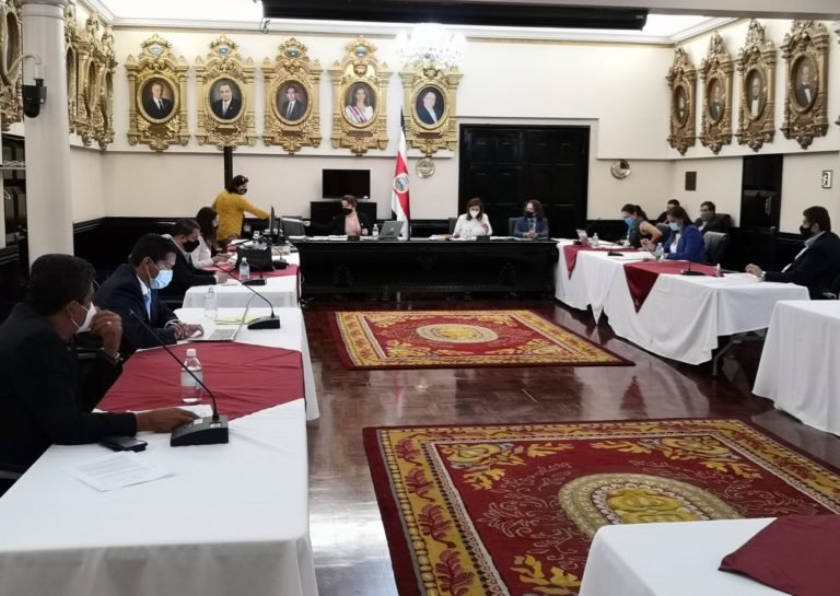 Poder Ejecutivo ha iniciado ofensiva en contra oposición por querer reducir gasto, aseguran diputados PLN