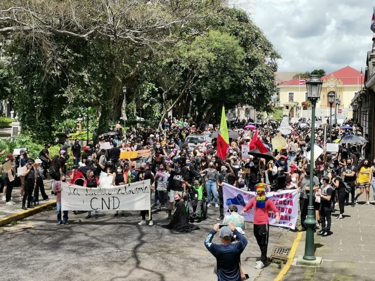 Cientos de personas marchan en contra de los recortes al sector cultura