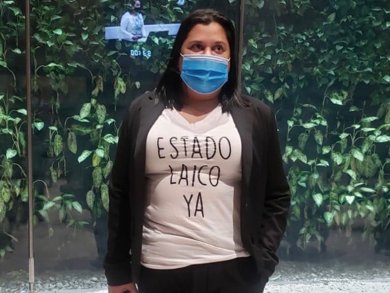 Paola Vega se retira del Plenario al iniciar ceremonia religiosa