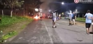 Periodista independiente es agredido por manifestantes en Aguas Zarcas