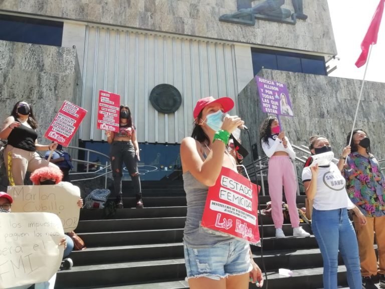 Mujeres se manifiestan frente a Tribunales de Justicia en San José contra femicidios