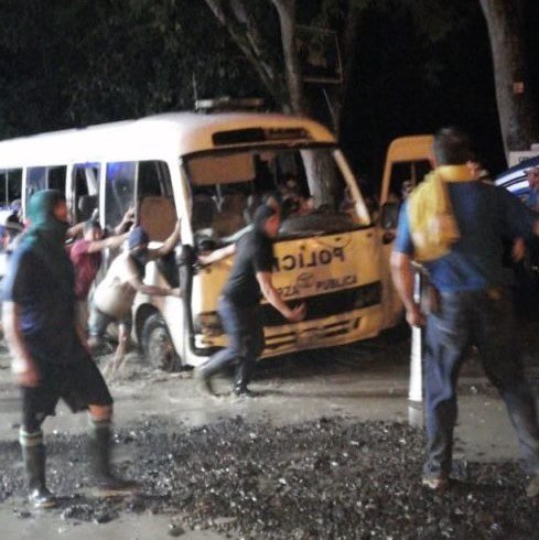 Manifestantes queman buseta de la Fuerza Pública en Abangares