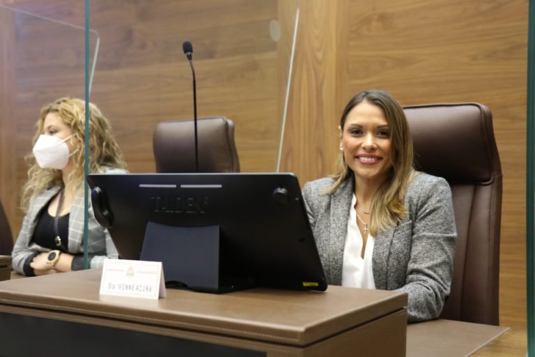 Acuña presenta proyecto que beneficiaría a las PYMES con acceso a más crédito