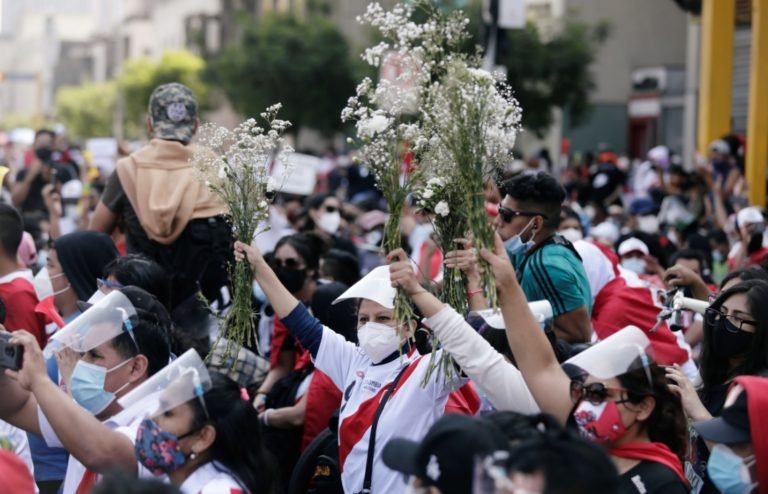 Perú comienza la semana sin presidente: ¿Qué esperar?