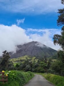 Grupos que visiten Parque Nacional Volcán Turrialba deberán pagar ₡6000 por guía turístico