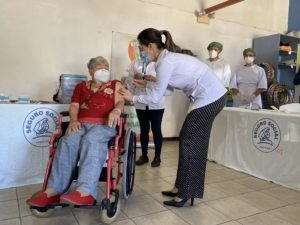 Inicia vacunación contra el covid-19 en Costa Rica