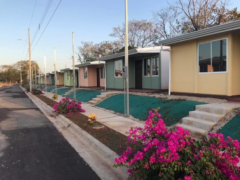 En los últimos días se aceleró la entrega de 505 viviendas, destaca Carlos Alvarado