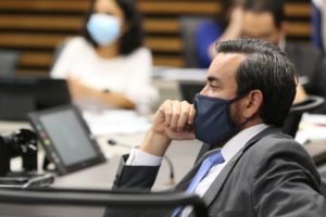 Prendas sobre posible impuesto a sinpe móvil: el ministro dispara a matar contra los pulseadores