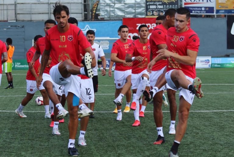 Marcel Hernández dice que se le hace fácil jugar en Alajuelense por la inteligencia de sus compañeros