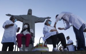 A los pies del Cristo Redentor, inicia campaña de vacunación en Rio de Janeiro