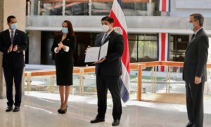 Carlos Alvarado firma ley que reduce la deuda política