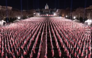 Biden y Harris honran a muertos por coronavirus antes de investidura