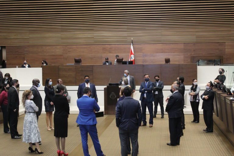 Departamento de Salud de la Asamblea manda a aislar a los diputados por al menos 10 días