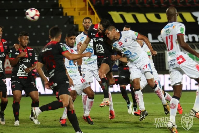 Jeaustin Campos le mortifica la vida a Alajuelense y mantiene la cima del torneo