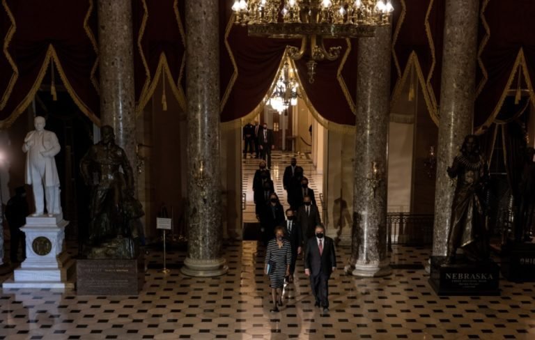 Cámara de Representantes entrega al Senado artículo de juicio político a Trump