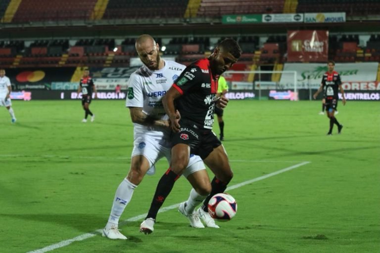 El campeón nacional inicia con victoria su defensa del título