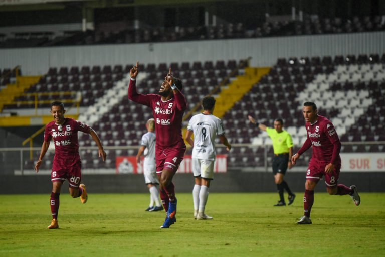 De la mano de Kendall Waston, Saprissa vuelve al triunfo con goleada ante Sporting