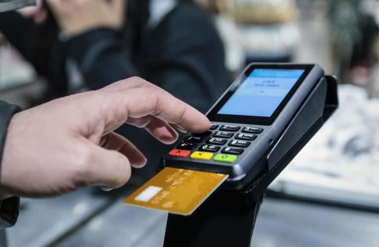 BCCR recuerda obligación de digitar de PIN en los datáfonos, a partir de compras mayores a ₡50,000