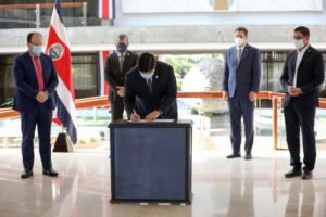 Firmado presupuesto extraordinario para compra de vacunas contra el COVID-19