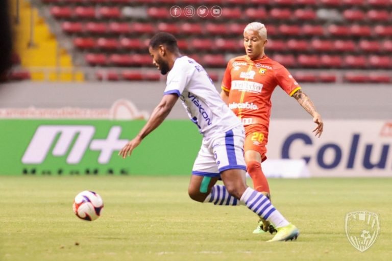 El Grecia de Gilberto Martínez juega muy bien pero, de momento, no sabe ganar