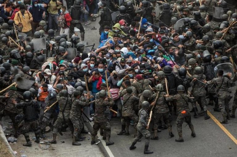 Guatemala detiene con violencia a una caravana migrante hondureña