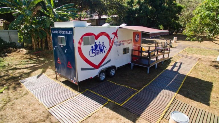 Playa Hermosa se convierte en la primera playa del país con instalaciones 100% accesibles