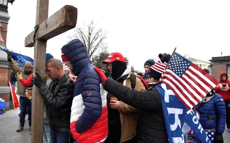 Seguidores de Trump colocan cruces, protestan e irrumpen en el Capitolio