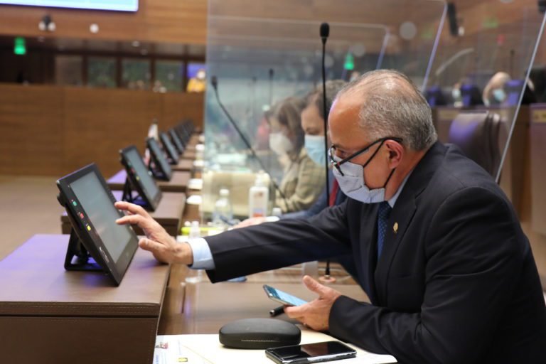 PLN insiste y presenta nuevo proyecto para prohibir la exploración y explotación de petróleo y gas natural