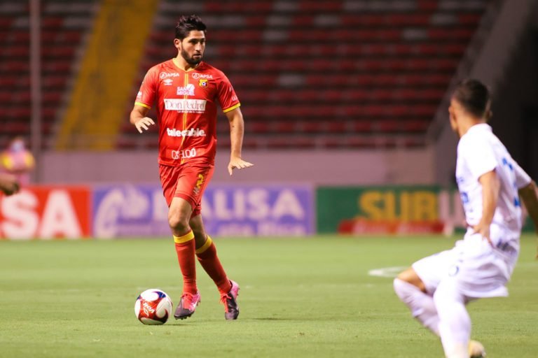 Alajuelense le gana el fichaje a Saprissa