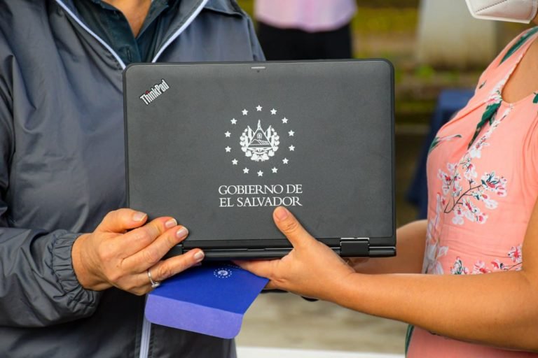 Bukele entregará computadoras a escuelas públicas de El Salvador