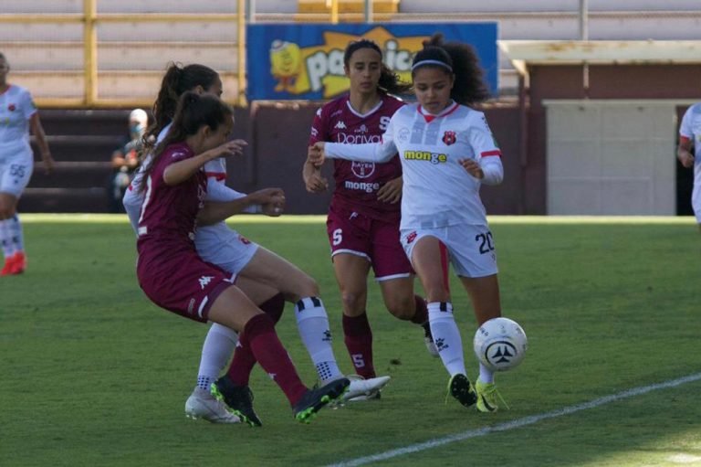 El Deportivo Saprissa supera a Alajuelense y se deja el clásico en el fútbol femenino