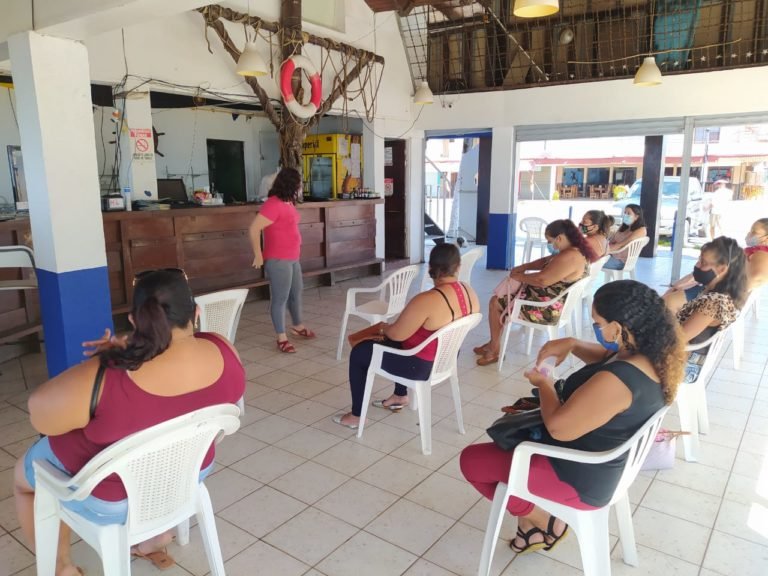 Peladoras de camarón fortalecen identidad con muestra fotográfica