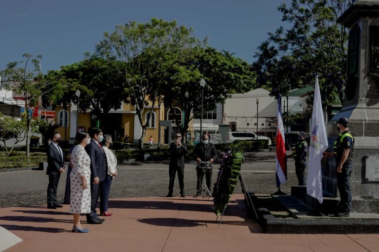 Presidente llama a trabajar y cuidarse para rendir homenaje a la memoria de Juan Santamaría