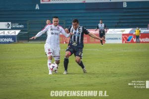 Cartaginés apelará la tarjeta roja que recibió Róger Rojas