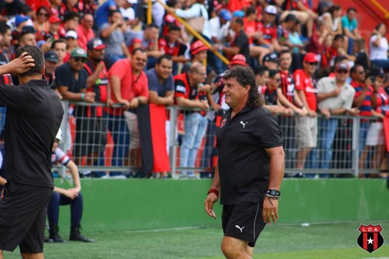 Las invitaciones a salir que Alajuelense le hizo a “El Chunche” Montero