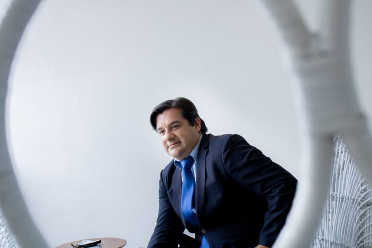 Sergio Mena se presenta como la opción “alejada de los extremismos temáticos”, democrática y preparada