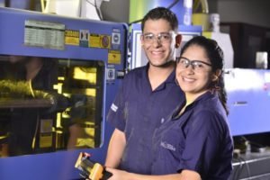 INA ofrece ayudas económicas a sus estudiantes para la atención de cuido de personas dependientes