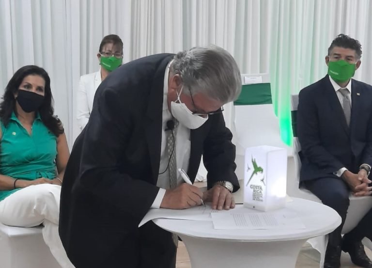 Rolando Araya inscribe su precandidatura en el PLN