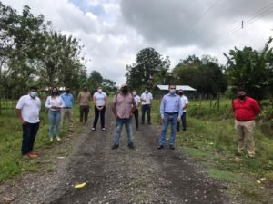 Marulin Azofeifa celebra entrega de títulos de propiedad a vecinos de Pococí