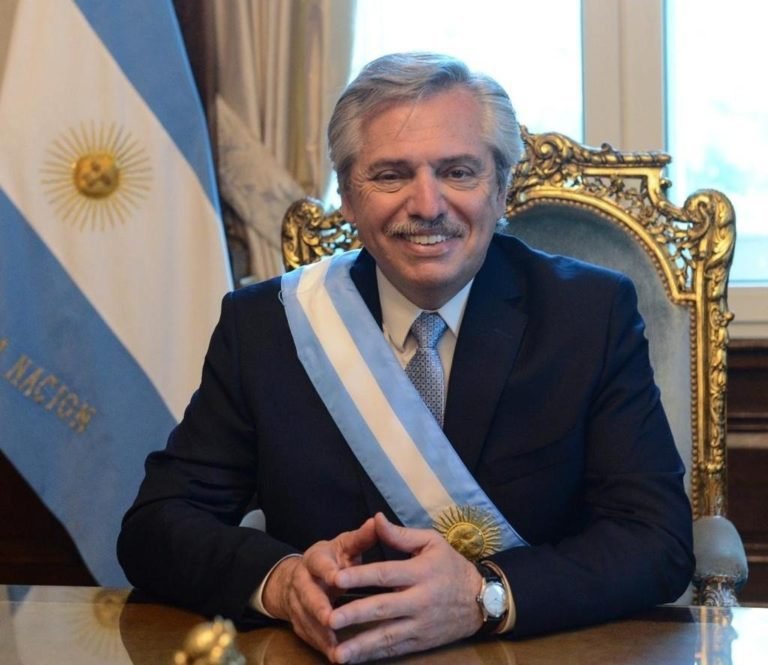 Presidente de Argentina dio positivo en covid, tras haber recibido la