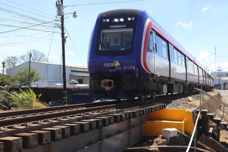 Incofer anuncia que nuevos trenes están listos para operar