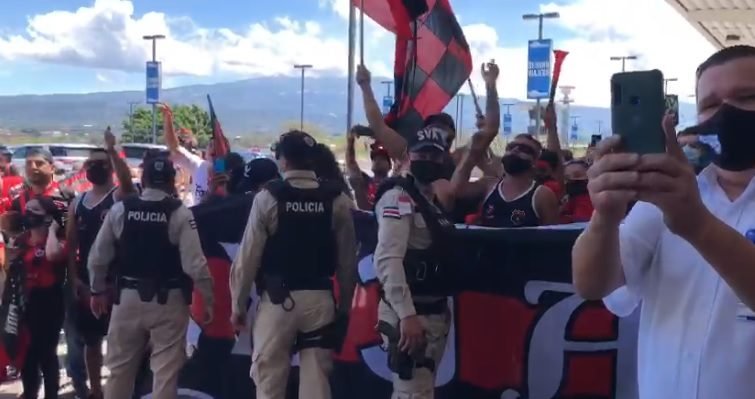 El fútbol de Primera División tendrá aval para finalizar su torneo pero será bajo advertencia