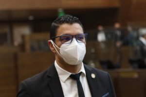 Diputados aprueban moción para que ministro de Salud de explicaciones sobre proceso de vacunación contra covid-19