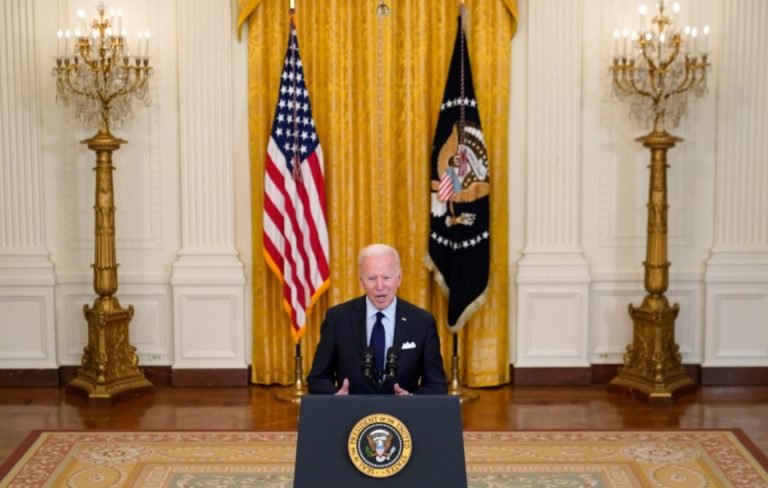 Biden insta a “seguir adelante” a pesar del retroceso en la creación de empleos