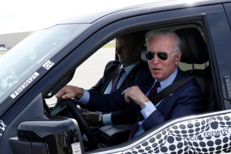 Biden prueba nueva camioneta para promover vehículos eléctricos