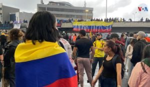 Presidente de Colombia se reúne con opositores, se prevén más protestas