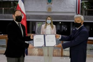 Conavi y AyA firman protocolo para coordinar intervenciones en carreteras